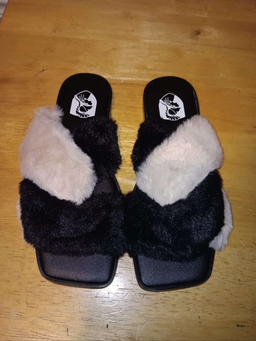 VHNY Black and Cream Fuzzy Slide Sandals Size 36